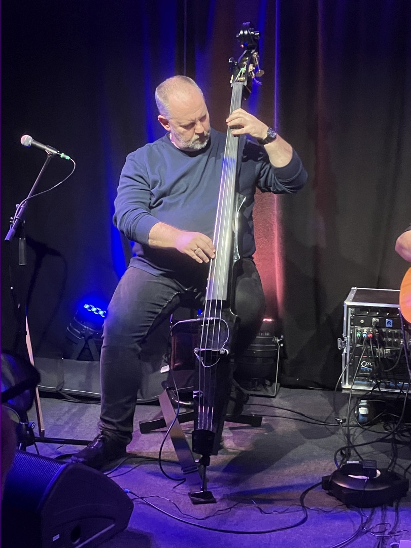 Kulturbrunnen 25.10.2025 - Jacek Jan Komiago am Bass