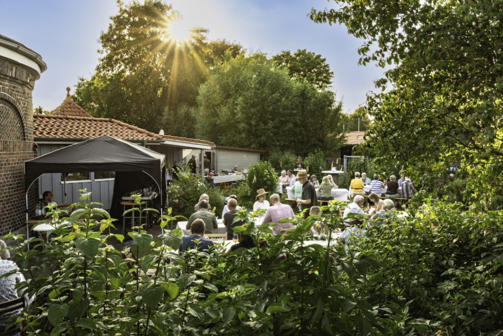 Mittsommerkonzert im Kulturbrunnen - 20.06.2026 - viel los im Garten